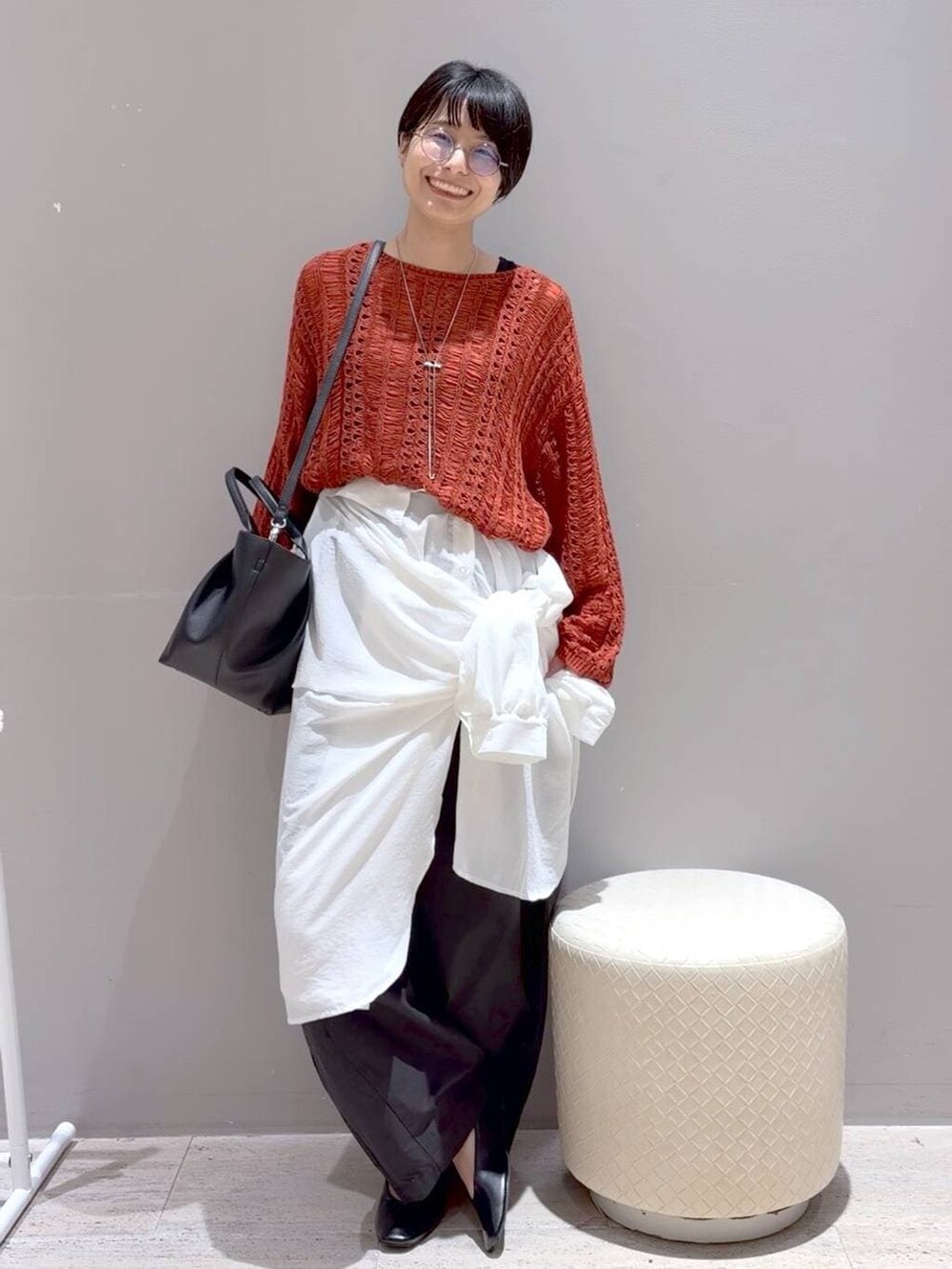 ホワイト系のシャツ/ブラウス、ブラック系のトートバッグ、ブラック系のパンプスを着用したレディースの春コーディネートの4枚目の写真