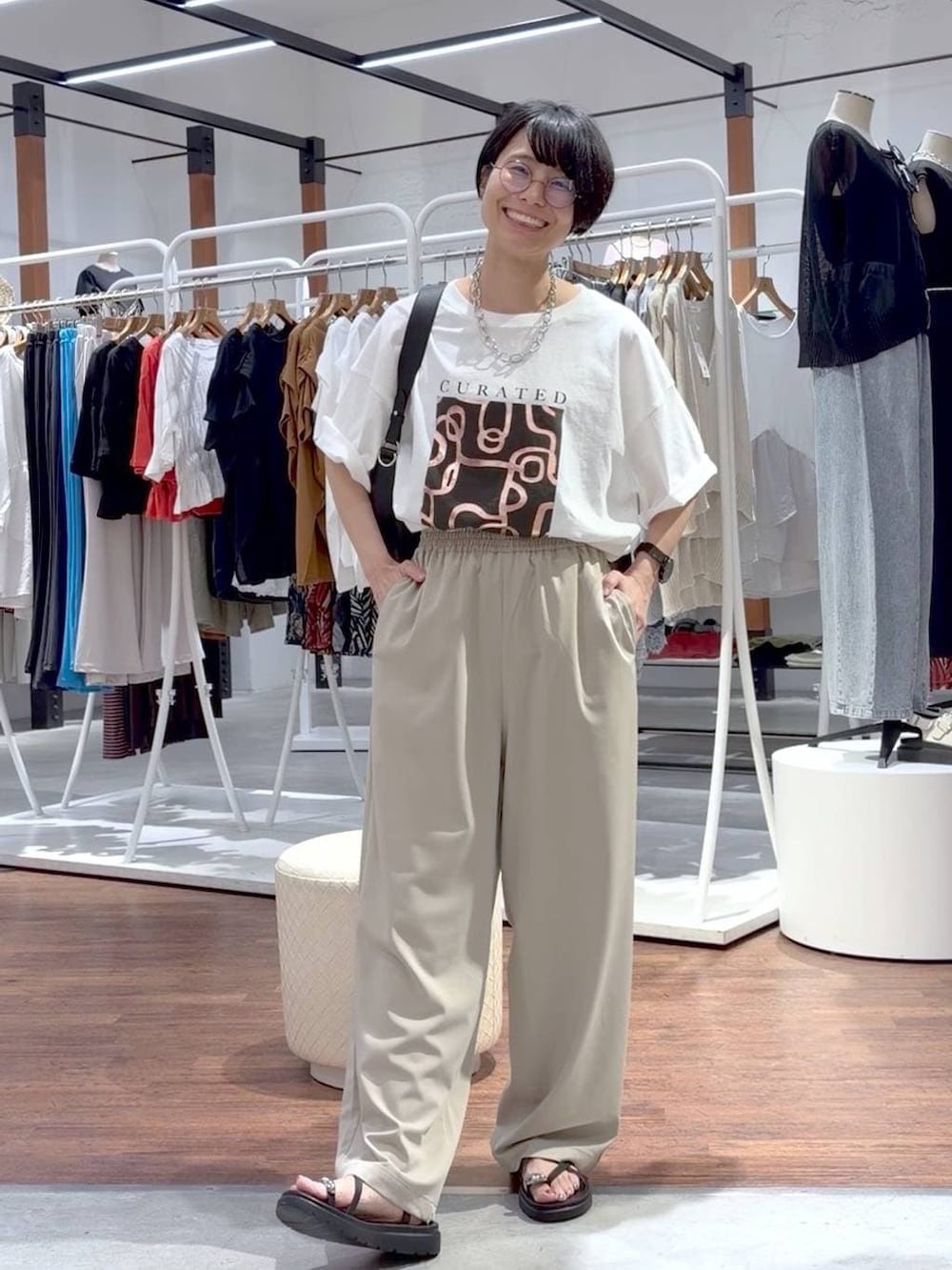 ブラック系のサンダル、グレー系のシャツ/ブラウス、ベージュ系のその他パンツを着用したレディースの夏コーディネートの6枚目の写真