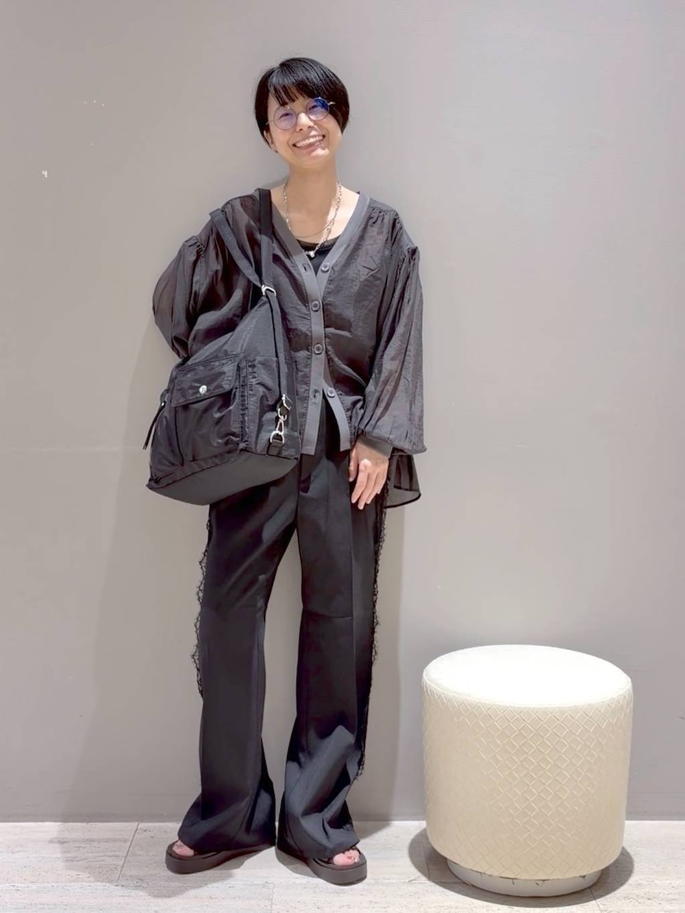 ブラック系のその他パンツ、ブラック系のショルダーバッグ、グレー系のシャツ/ブラウスを着用したレディースの夏コーディネートの6枚目の写真