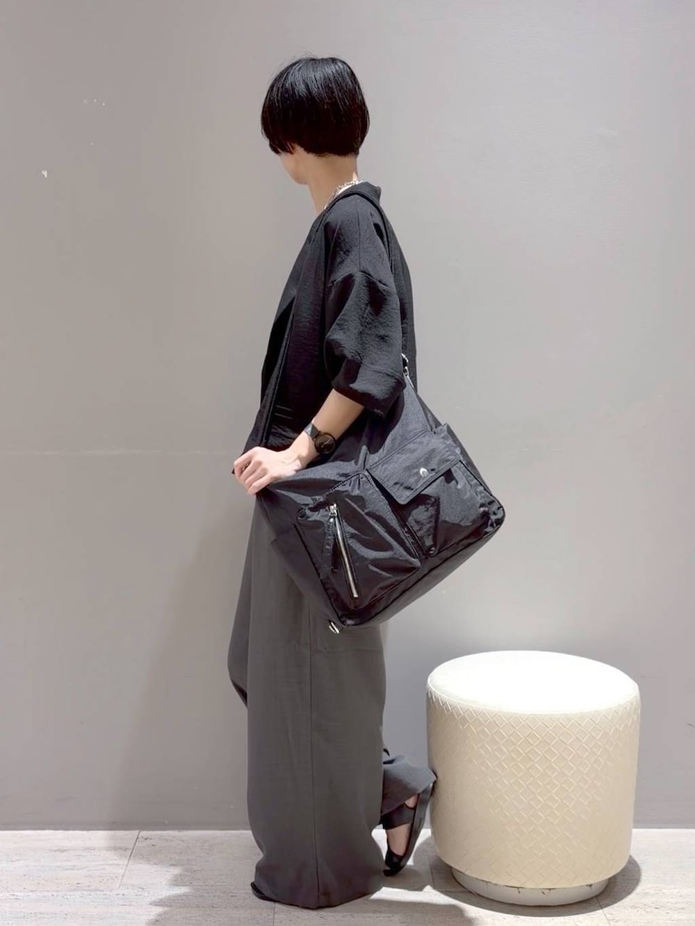 ブラック系のショルダーバッグ、グレー系のその他パンツ、ブラック系のテーラードジャケットを着用したレディースの夏コーディネートの3枚目の写真