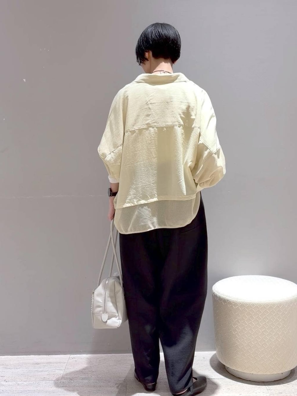 ホワイト系のボストンバッグ、ブラック系のその他パンツ、ホワイト系のTシャツ/カットソーを着用したレディースの春コーディネートの7枚目の写真