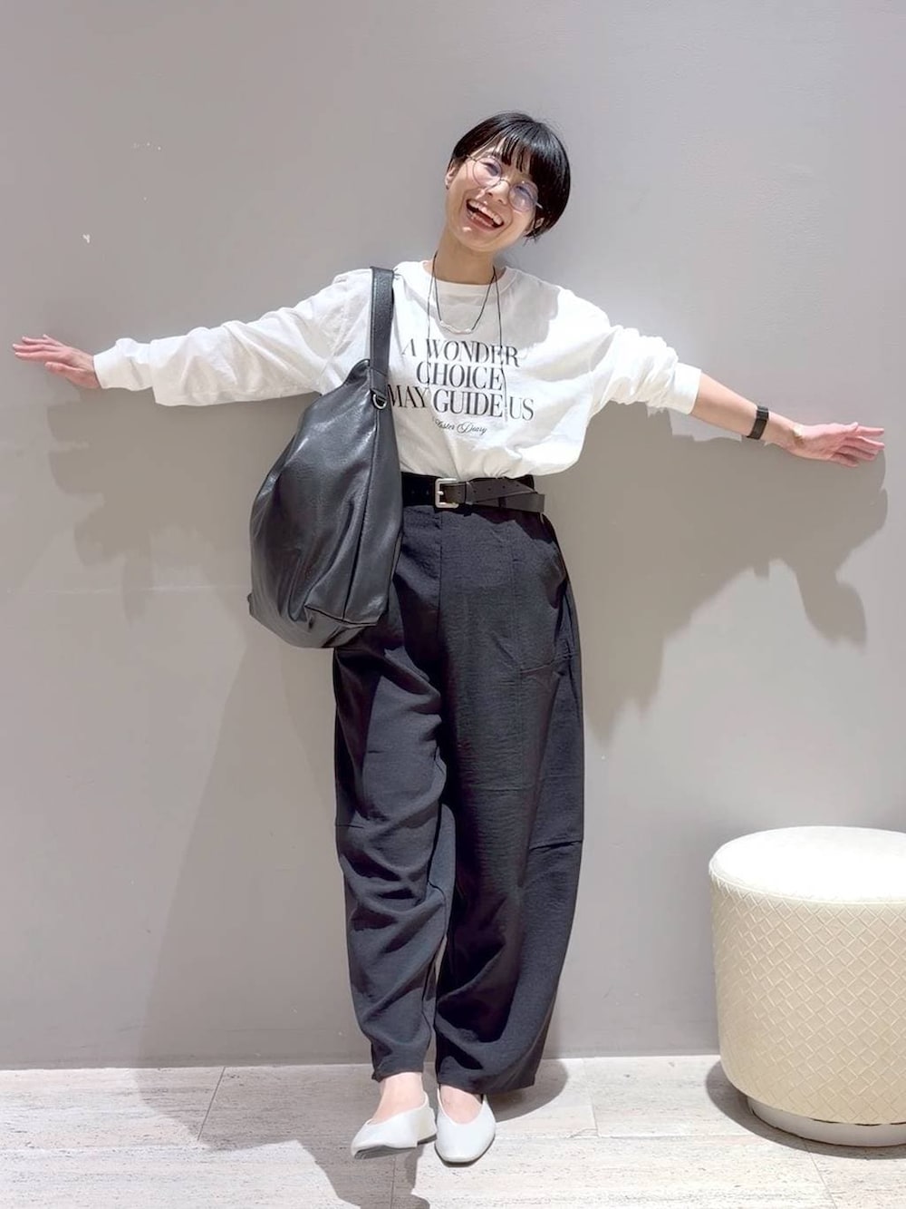 ホワイト系のパンプス、ブラック系のその他パンツ、ブラック系のショルダーバッグを着用したレディースの春コーディネートの4枚目の写真