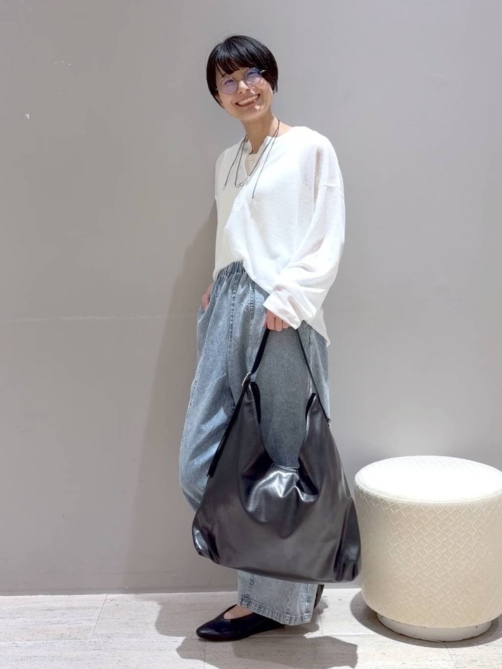 ホワイト系のTシャツ/カットソー、グレー系のシャツ/ブラウス、ブラック系のショルダーバッグを着用したレディースの春コーディネートの4枚目の写真