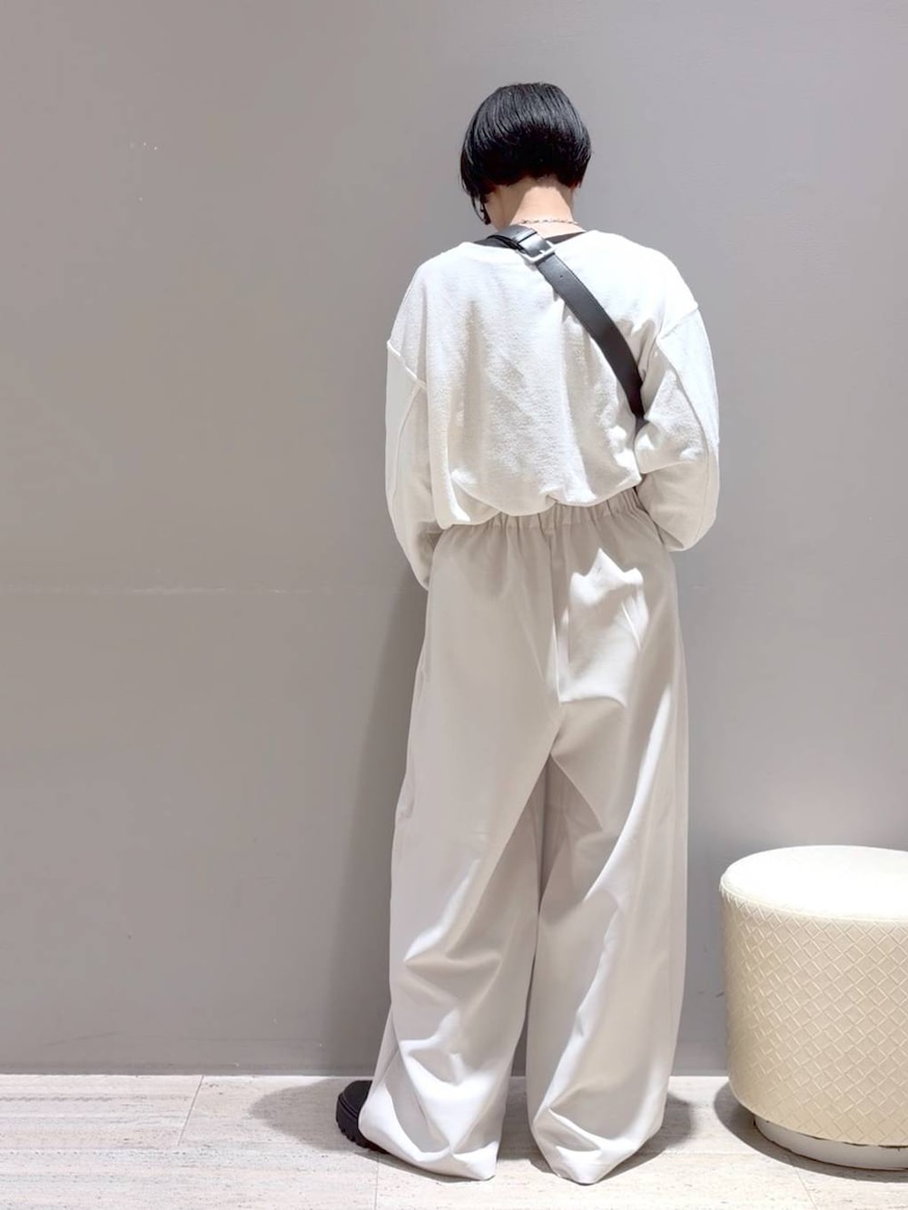 グレー系のショルダーバッグ、ホワイト系のその他パンツ、ブラック系のブーツを着用したレディースの秋コーディネートの8枚目の写真