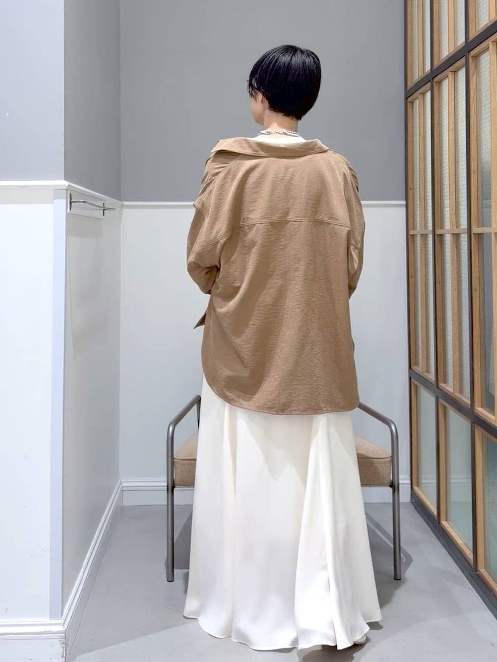 ホワイト系のTシャツ/カットソー、イエロー系のボストンバッグ、イエロー系のシャツ/ブラウスを着用したレディースの冬コーディネートの5枚目の写真