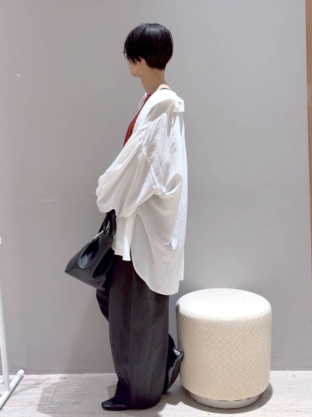 ホワイト系のシャツ/ブラウス、ブラック系のトートバッグ、ブラック系のパンプスを着用したレディースの春コーディネートの5枚目の写真