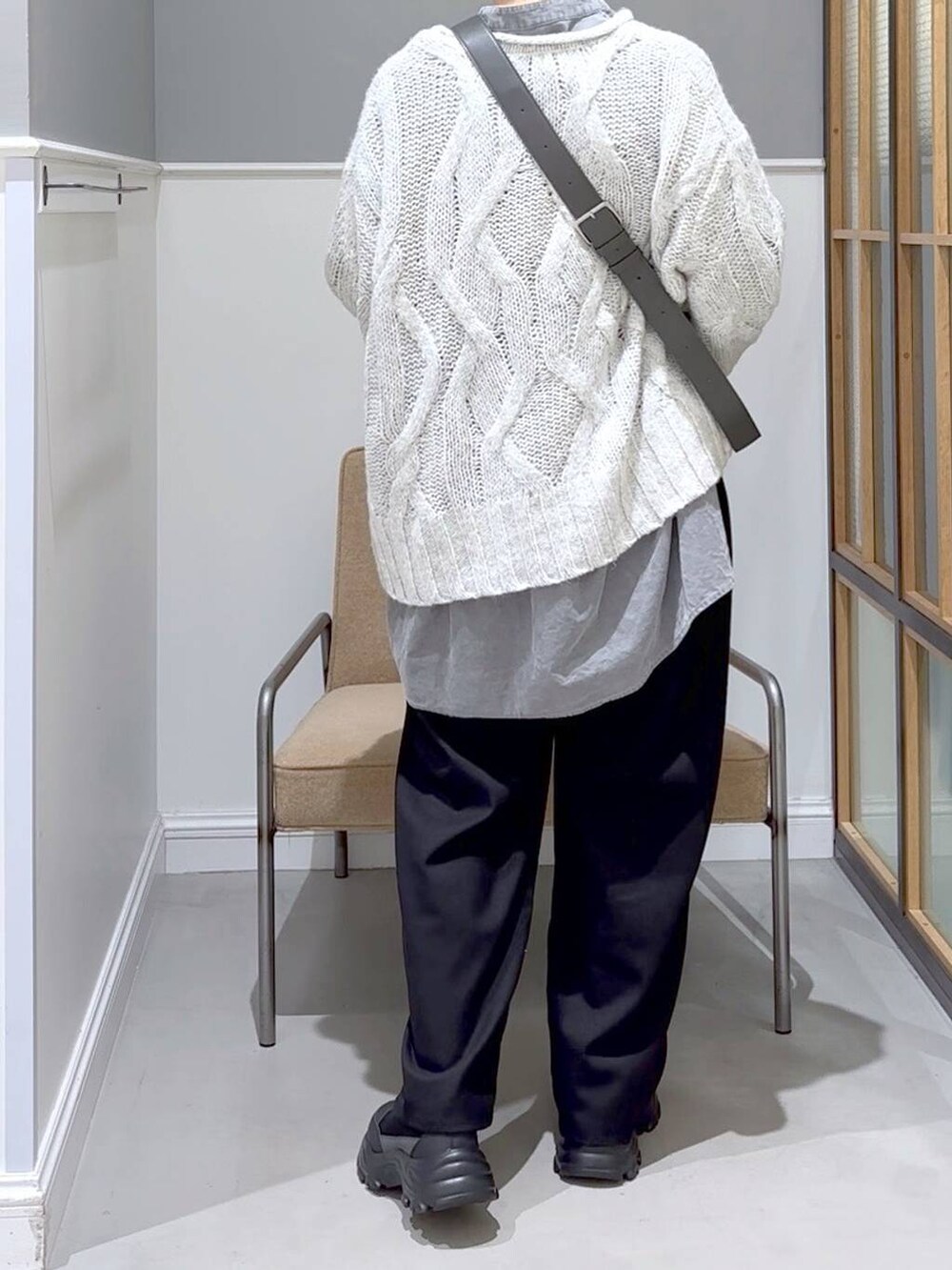 グレー系のショルダーバッグ、ブラック系のその他パンツ、グレー系のニット/セーターを着用したレディースの秋コーディネートの4枚目の写真