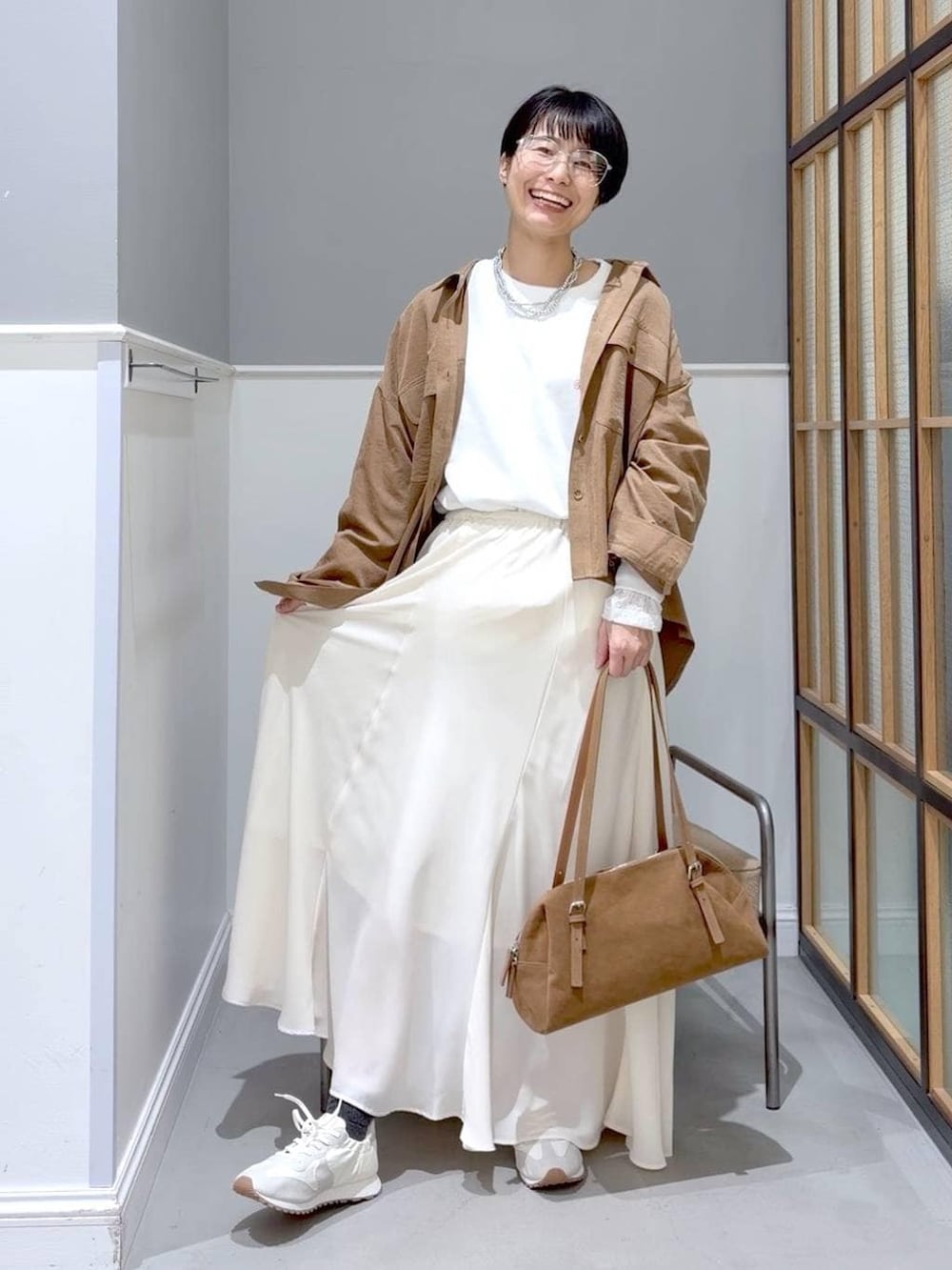 ホワイト系のTシャツ/カットソー、イエロー系のボストンバッグ、イエロー系のシャツ/ブラウスを着用したレディースの冬コーディネートの2枚目の写真