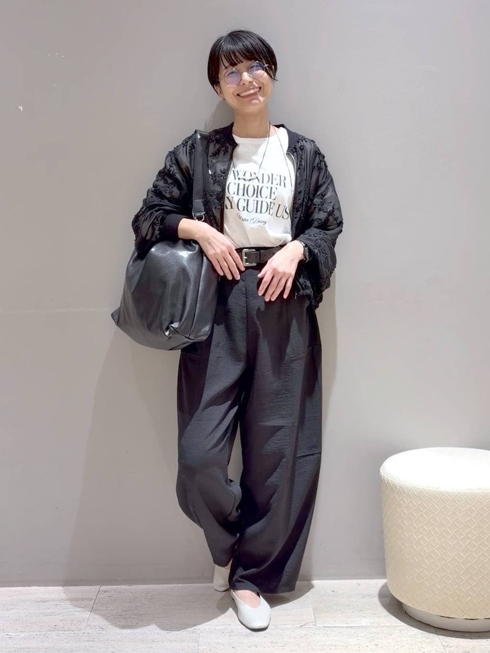 ホワイト系のパンプス、ブラック系のその他パンツ、ブラック系のショルダーバッグを着用したレディースの春コーディネートの2枚目の写真