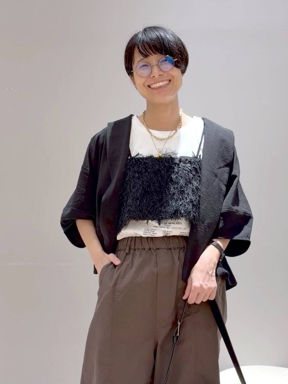 ブラウン系のその他パンツ、ブラック系のその他トップス、ブラック系のショルダーバッグを着用したレディースの夏コーディネートの9枚目の写真