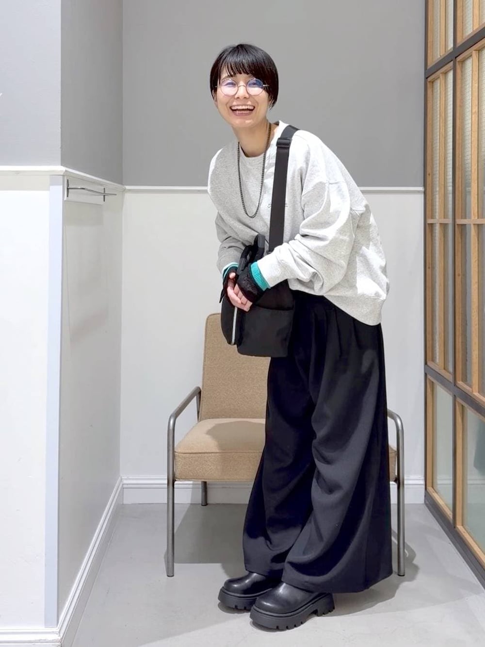 ブラック系のTシャツ/カットソー、ブラック系のトートバッグ、ブラック系のその他シューズを着用したレディースの冬コーディネートの3枚目の写真