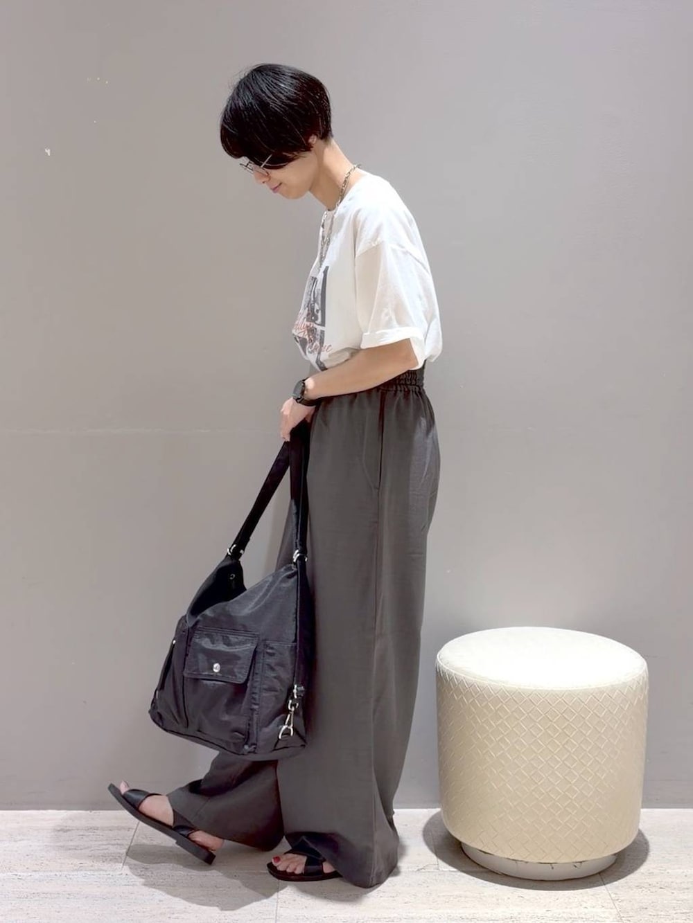 ブラック系のシャツ/ブラウス、ブラック系のショルダーバッグ、グレー系のその他パンツを着用したレディースの夏コーディネートの7枚目の写真