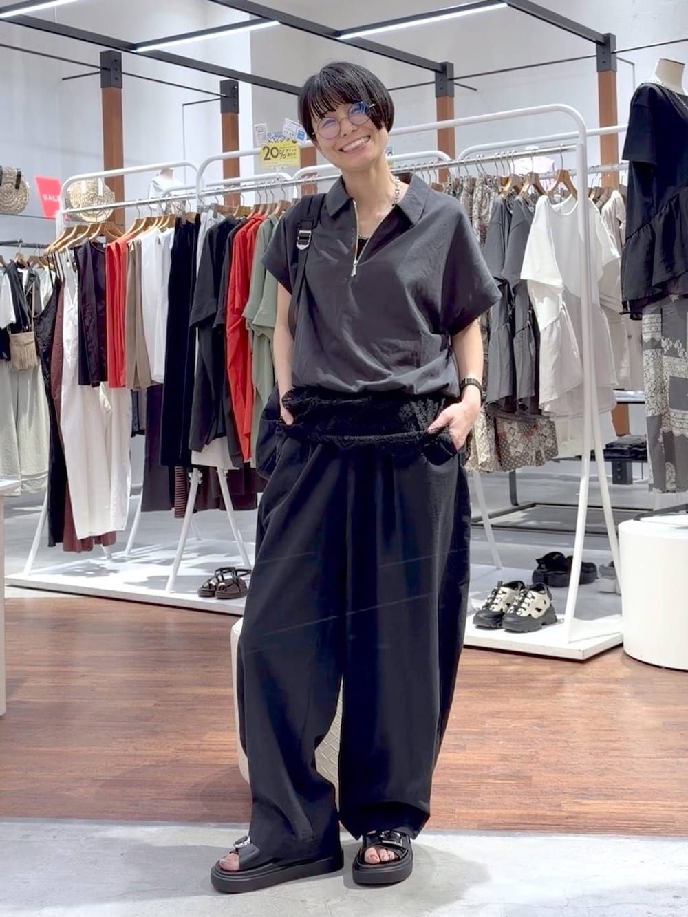 ブラック系のサンダル、グレー系のその他パンツ、ブルー系のシャツ/ブラウスを着用したレディースの春コーディネートの7枚目の写真