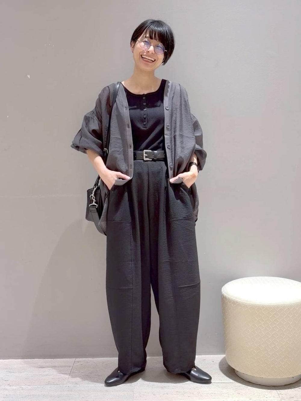 ブラック系のその他パンツ、グレー系のシャツ/ブラウス、ブラック系のショルダーバッグを着用したレディースの春コーディネートの8枚目の写真