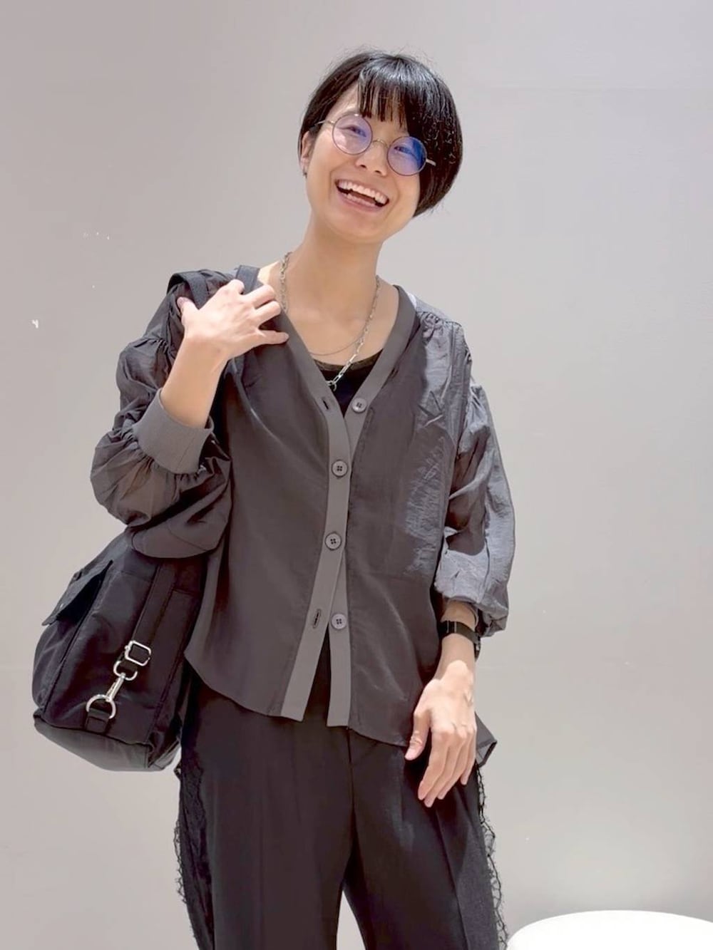 ブラック系のその他パンツ、ブラック系のショルダーバッグ、グレー系のシャツ/ブラウスを着用したレディースの夏コーディネートの5枚目の写真
