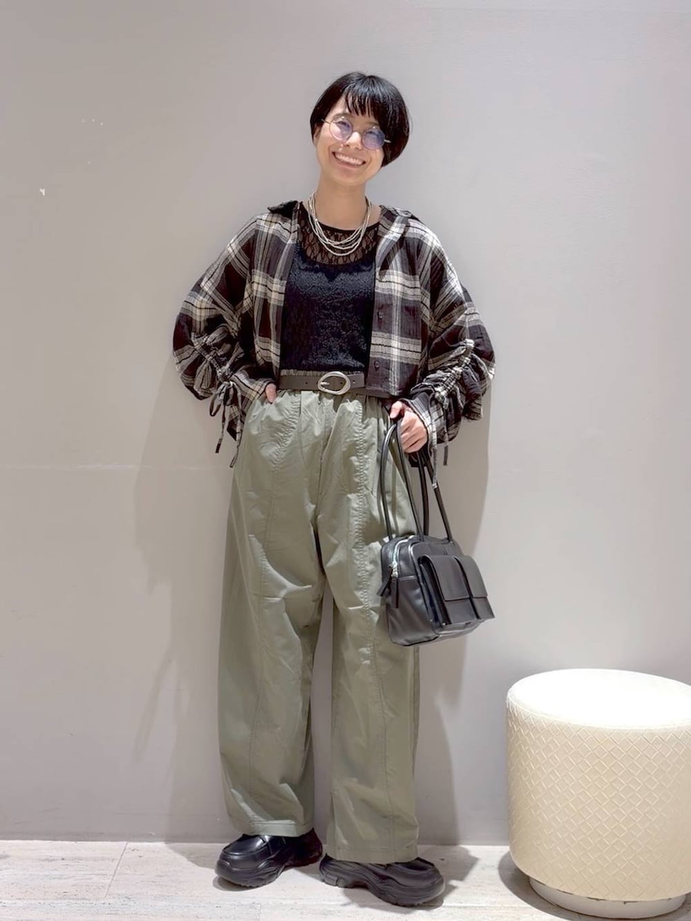 ブラック系のローファー、ブラウン系のシャツ/ブラウス、ブラック系のボストンバッグを着用したレディースの秋コーディネートの7枚目の写真