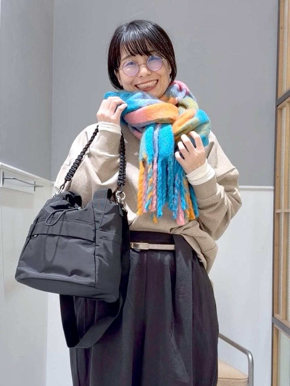 ベージュ系のスウェット、ホワイト系のTシャツ/カットソー、グレー系のその他アウターを着用したレディースの冬コーディネートの4枚目の写真