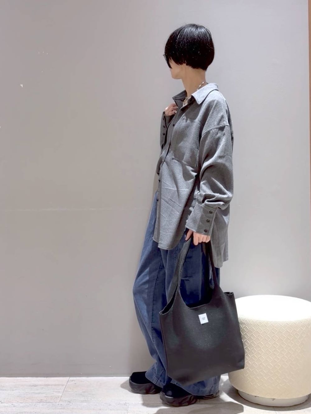 ブルー系のその他パンツ、グレー系のシャツ/ブラウス、ブラック系のトートバッグを着用したレディースの秋コーディネートの7枚目の写真