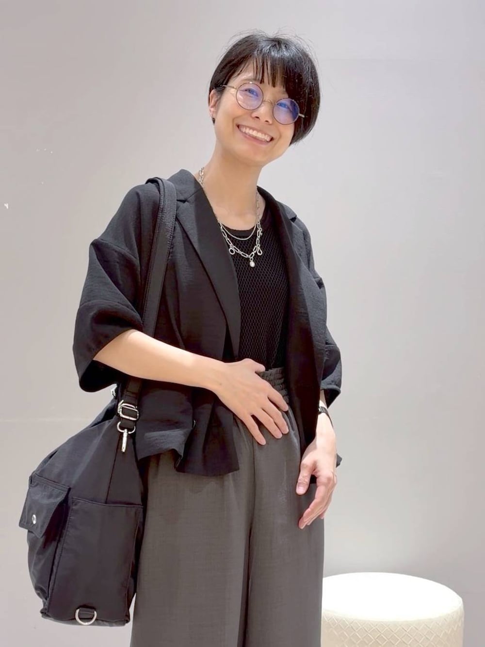 ブラック系のショルダーバッグ、グレー系のその他パンツ、ブラック系のテーラードジャケットを着用したレディースの夏コーディネートの9枚目の写真