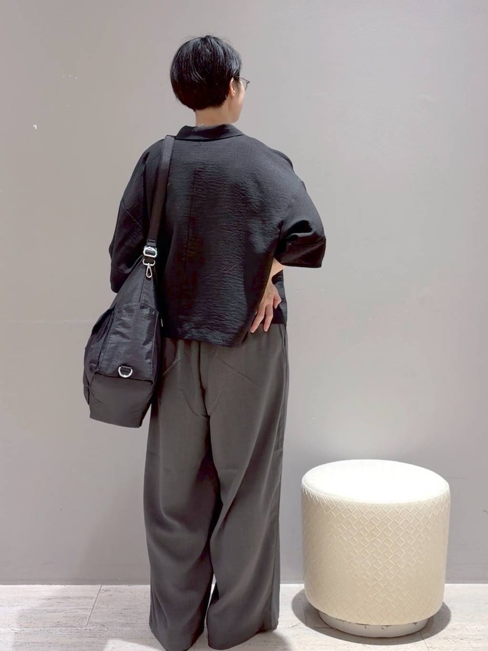ブラック系のショルダーバッグ、グレー系のその他パンツ、ブラック系のテーラードジャケットを着用したレディースの夏コーディネートの4枚目の写真