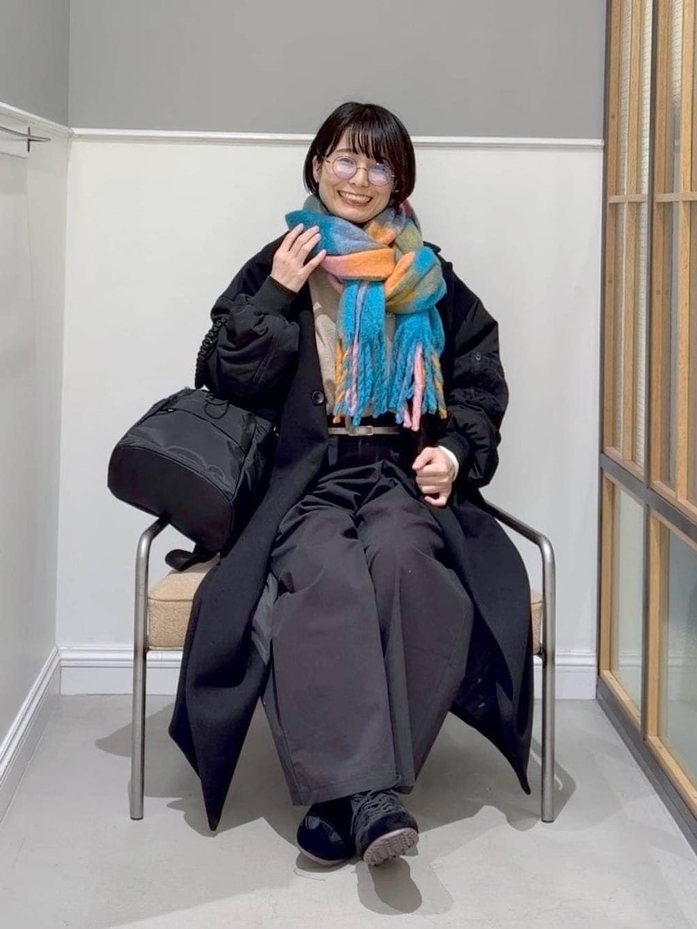 ベージュ系のスウェット、ホワイト系のTシャツ/カットソー、グレー系のその他アウターを着用したレディースの冬コーディネートの2枚目の写真