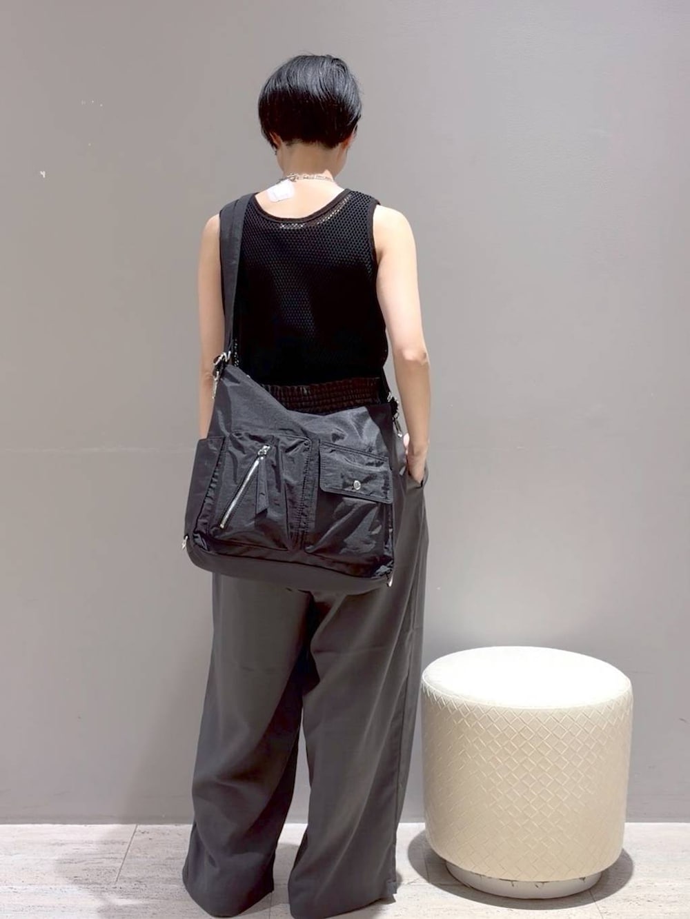 ブラック系のショルダーバッグ、グレー系のその他パンツ、ブラック系のテーラードジャケットを着用したレディースの夏コーディネートの8枚目の写真
