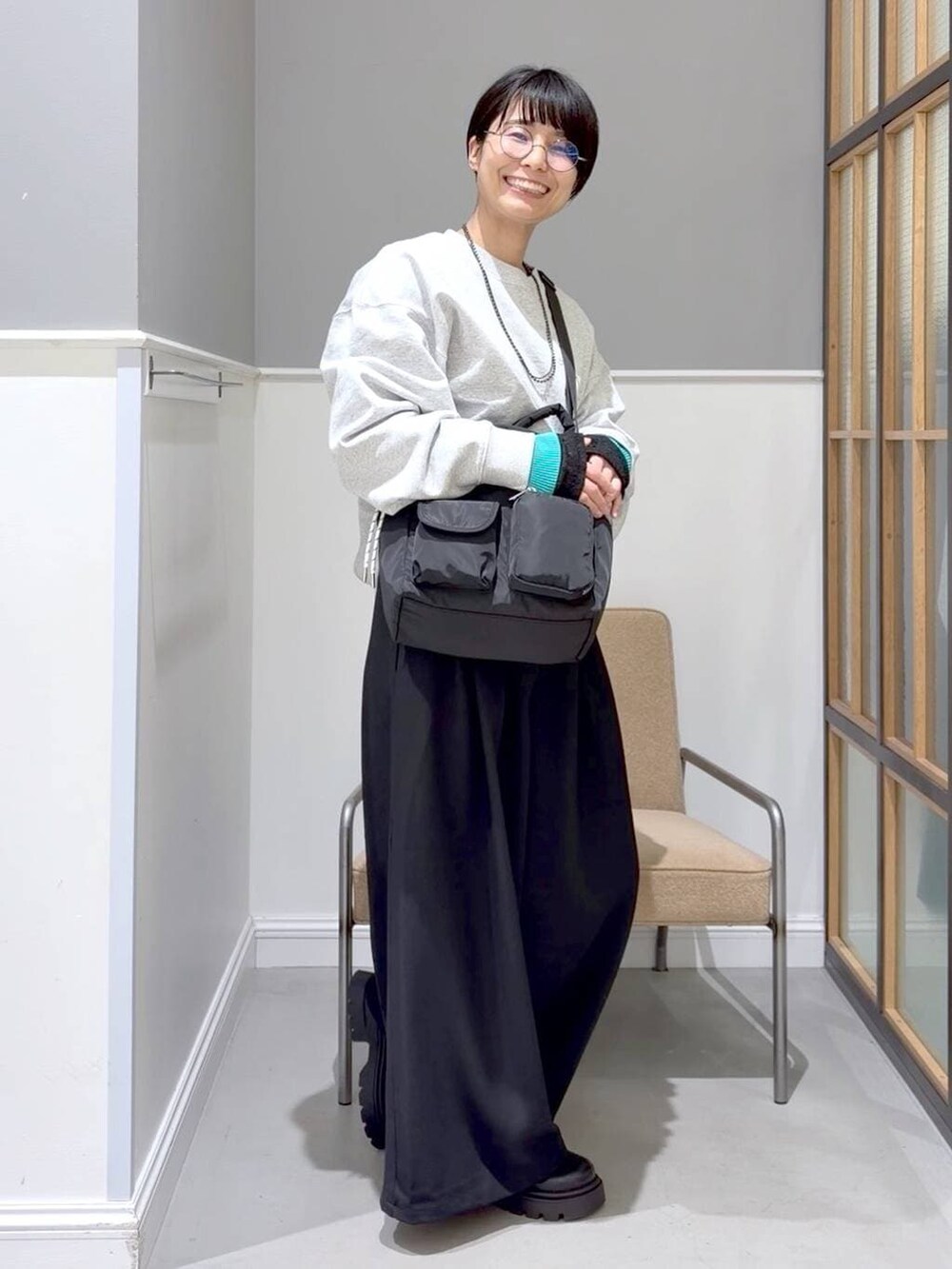 ブラック系のTシャツ/カットソー、ブラック系のトートバッグ、ブラック系のその他シューズを着用したレディースの冬コーディネートの6枚目の写真