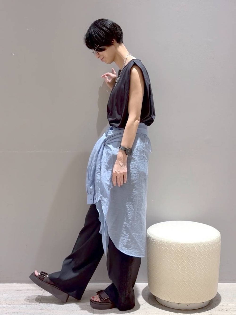 ブラック系のその他パンツ、ブルー系のシャツ/ブラウス、ブラック系のTシャツ/カットソーを着用したレディースの夏コーディネートの7枚目の写真