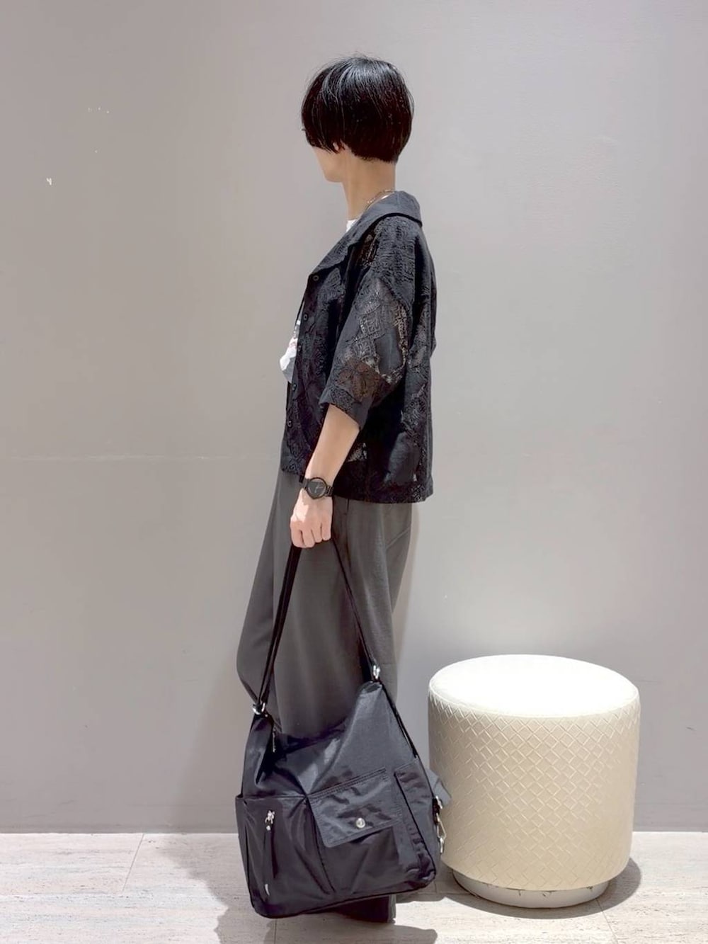 ブラック系のシャツ/ブラウス、ブラック系のショルダーバッグ、グレー系のその他パンツを着用したレディースの夏コーディネートの3枚目の写真