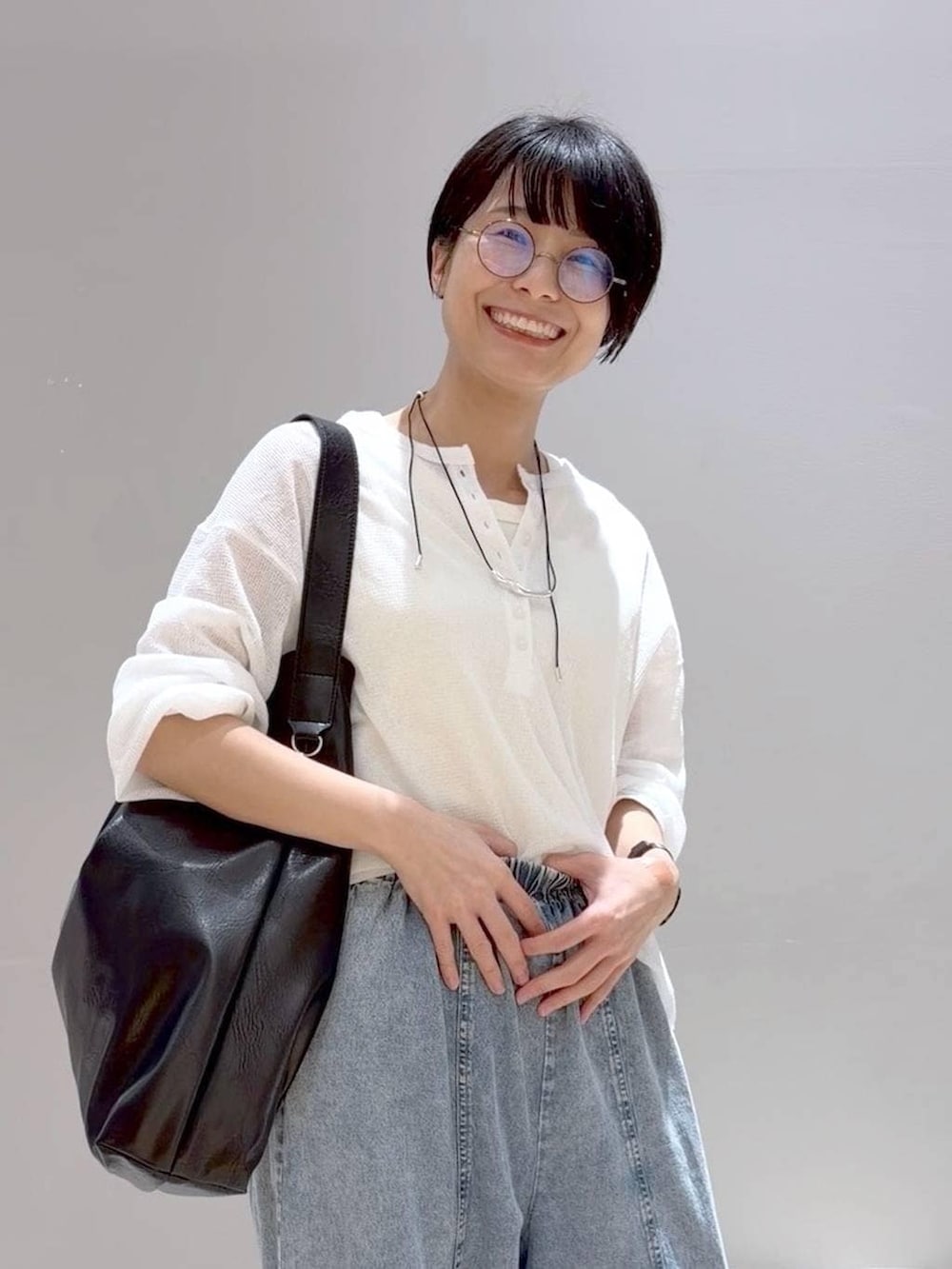 ホワイト系のTシャツ/カットソー、グレー系のシャツ/ブラウス、ブラック系のショルダーバッグを着用したレディースの春コーディネートの7枚目の写真