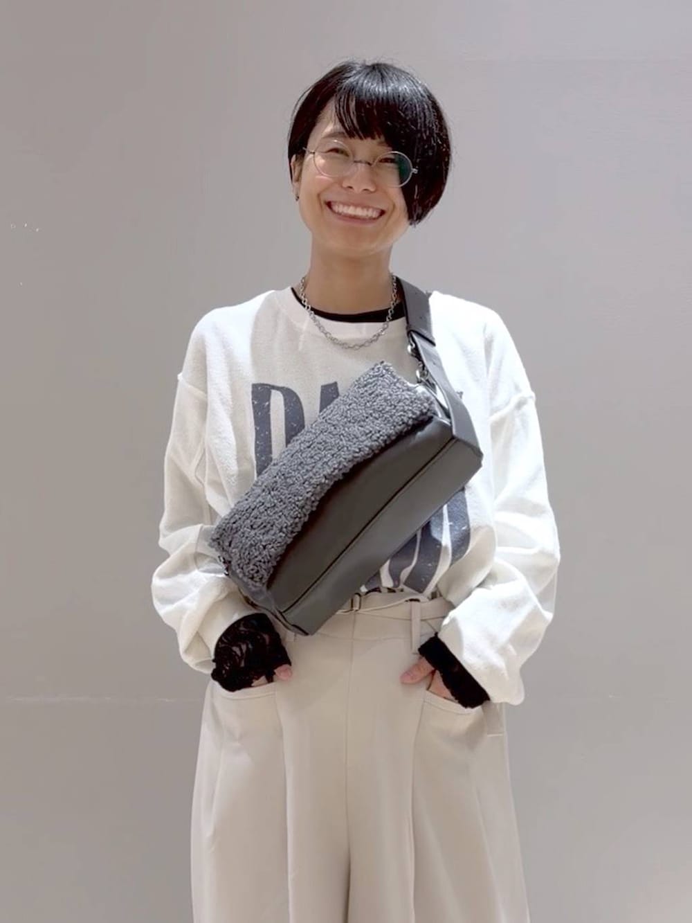 グレー系のショルダーバッグ、ホワイト系のその他パンツ、ブラック系のブーツを着用したレディースの秋コーディネートの5枚目の写真