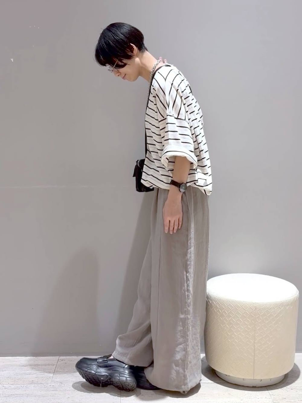 ホワイト系のシャツ/ブラウス、ブラック系のローファー、ベージュ系のサロペット/オーバーオールを着用したレディースの夏コーディネートの7枚目の写真