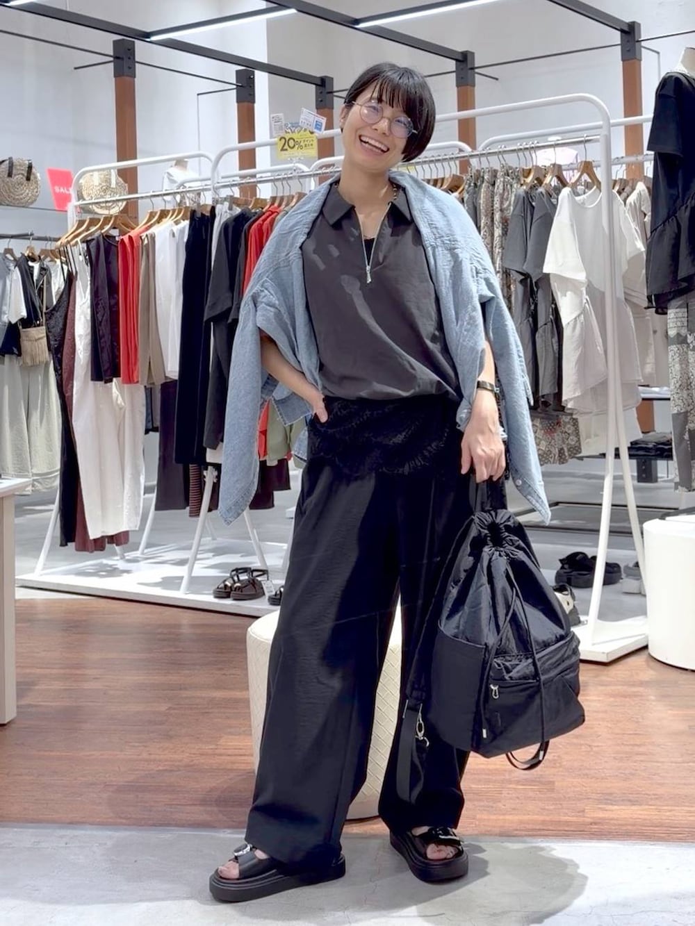 ブラック系のサンダル、グレー系のその他パンツ、ブルー系のシャツ/ブラウスを着用したレディースの春コーディネートの5枚目の写真