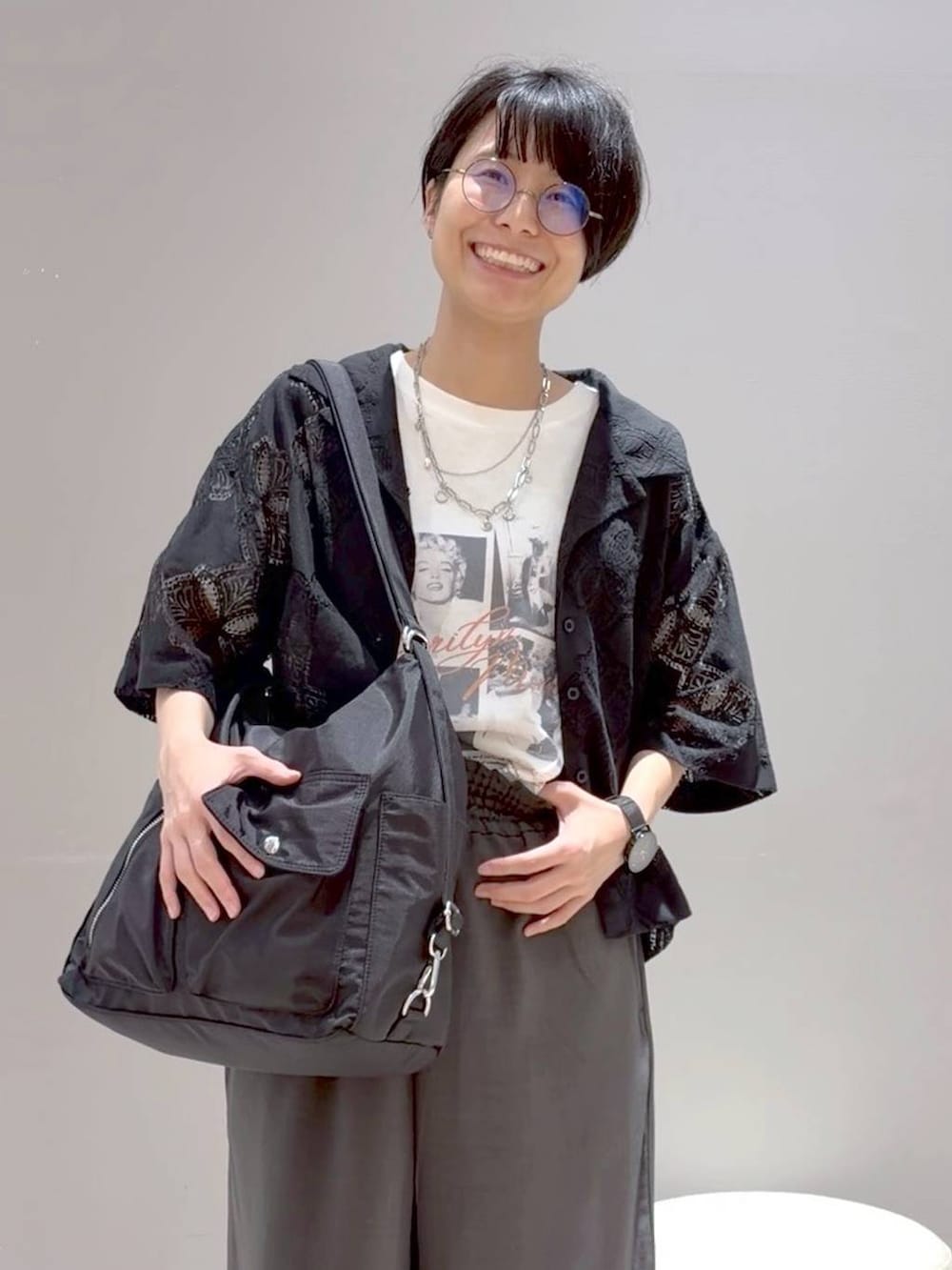 ブラック系のシャツ/ブラウス、ブラック系のショルダーバッグ、グレー系のその他パンツを着用したレディースの夏コーディネートの9枚目の写真