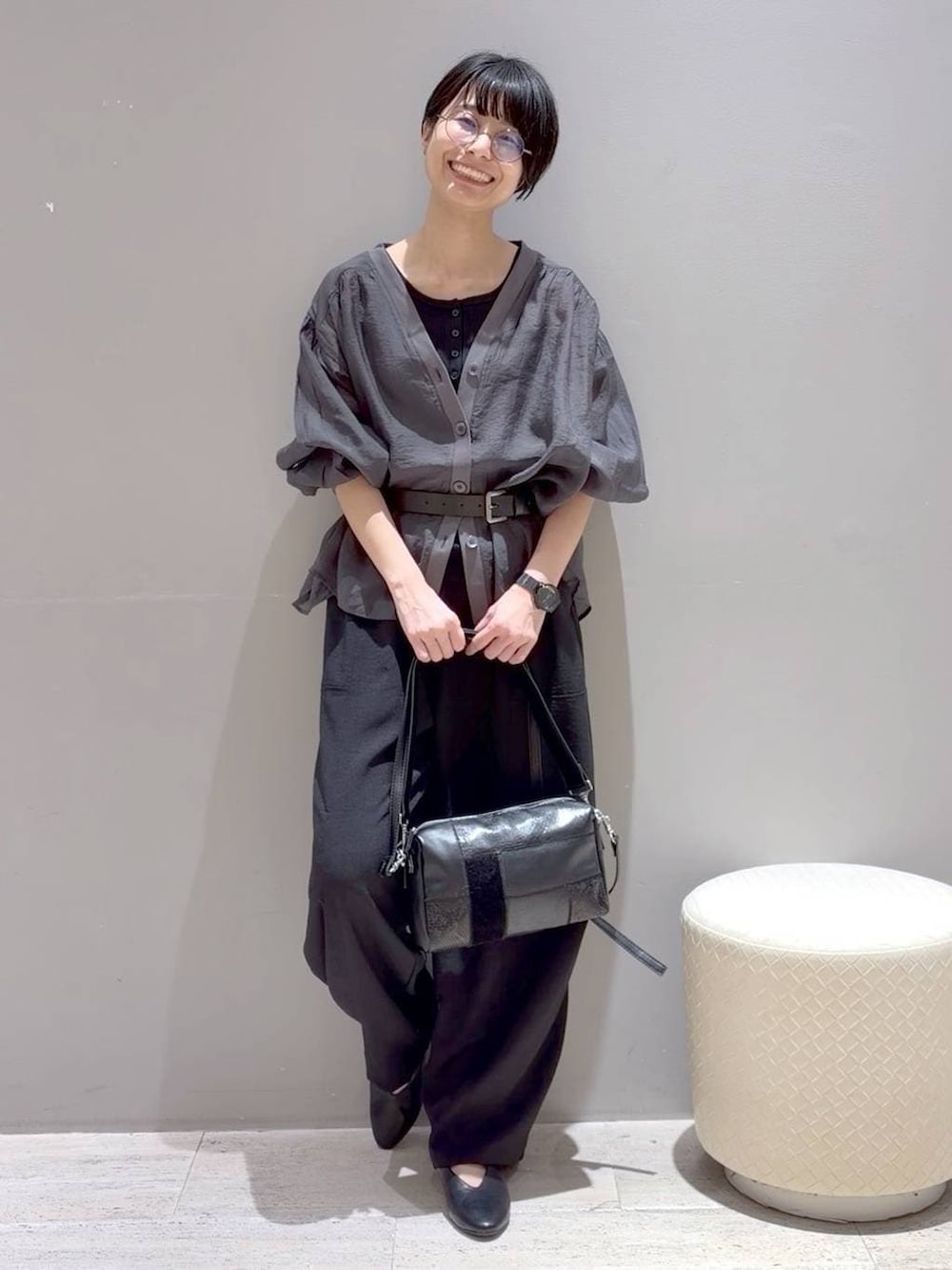 ブラック系のその他パンツ、グレー系のシャツ/ブラウス、ブラック系のショルダーバッグを着用したレディースの春コーディネートの6枚目の写真