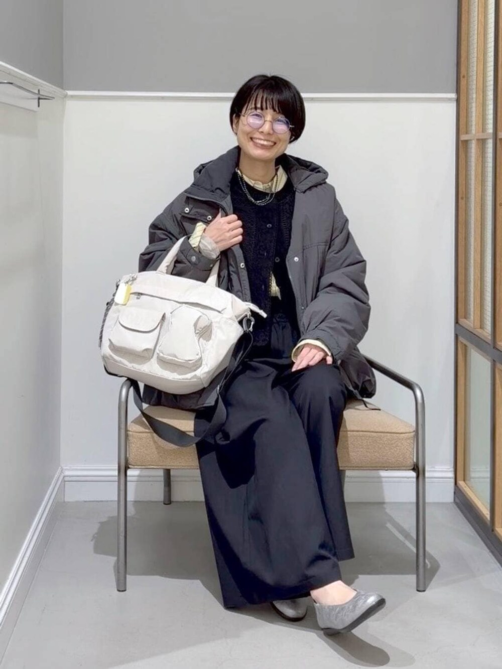 ブラック系のTシャツ/カットソー、グレー系のその他アウター、ブラック系のその他パンツを着用したレディースの冬コーディネートの2枚目の写真