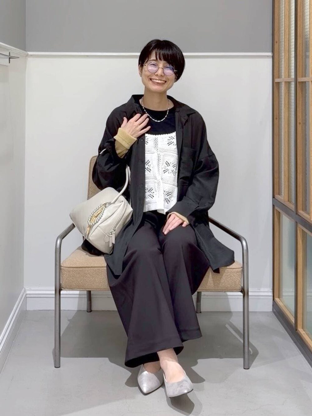 ブラック系のTシャツ/カットソー、グレー系のシャツ/ブラウス、ブラック系のTシャツ/カットソーを着用したレディースの冬コーディネートの6枚目の写真