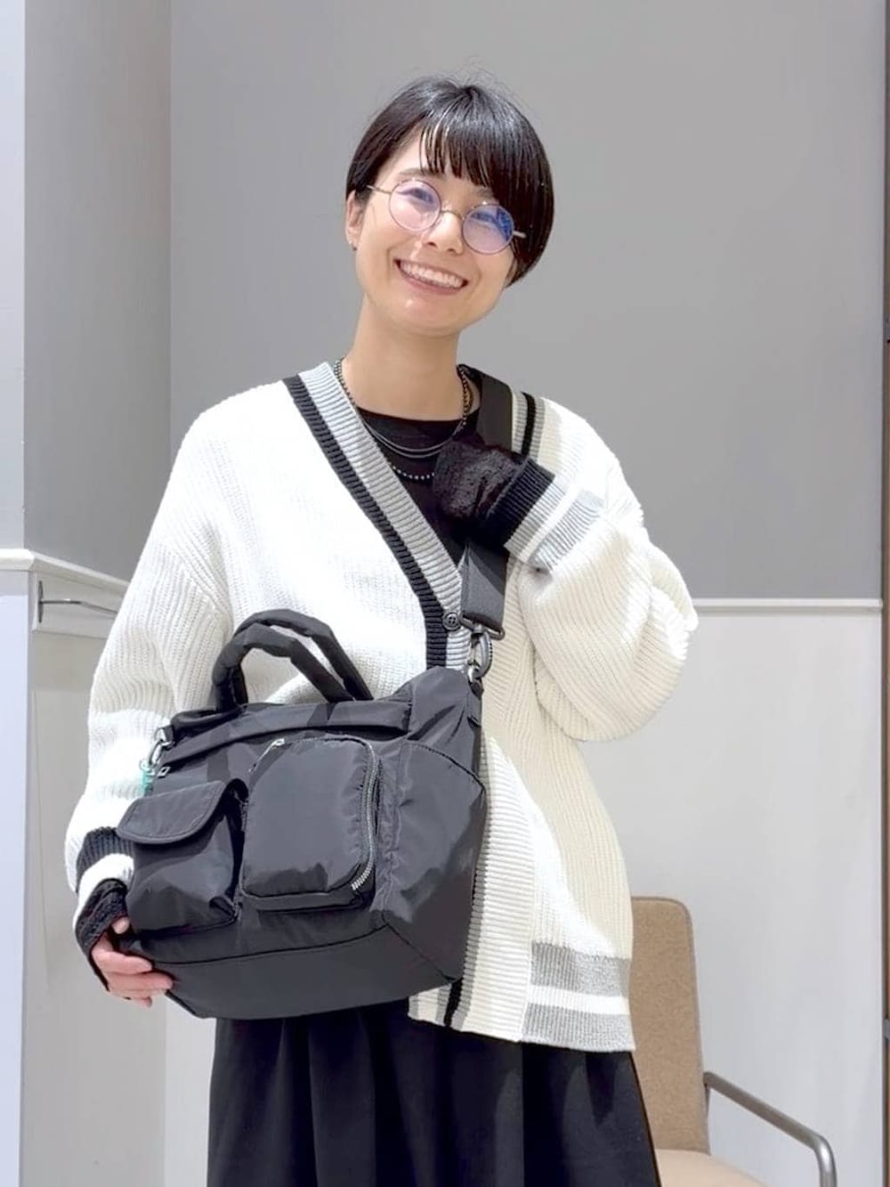 ブラック系のTシャツ/カットソー、ブラック系のTシャツ/カットソー、グリーン系のシャツ/ブラウスを着用したレディースの冬コーディネートの3枚目の写真