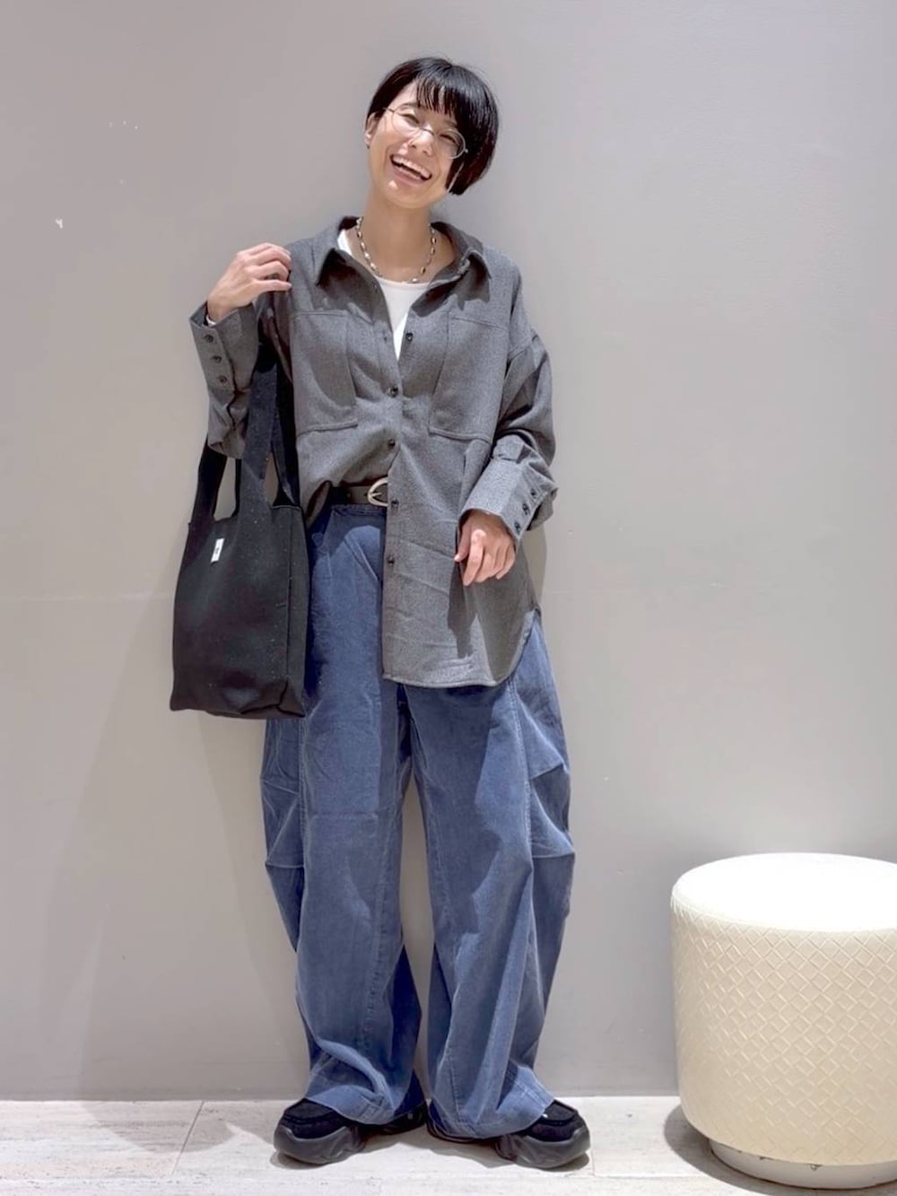 ブルー系のその他パンツ、グレー系のシャツ/ブラウス、ブラック系のトートバッグを着用したレディースの秋コーディネートの6枚目の写真