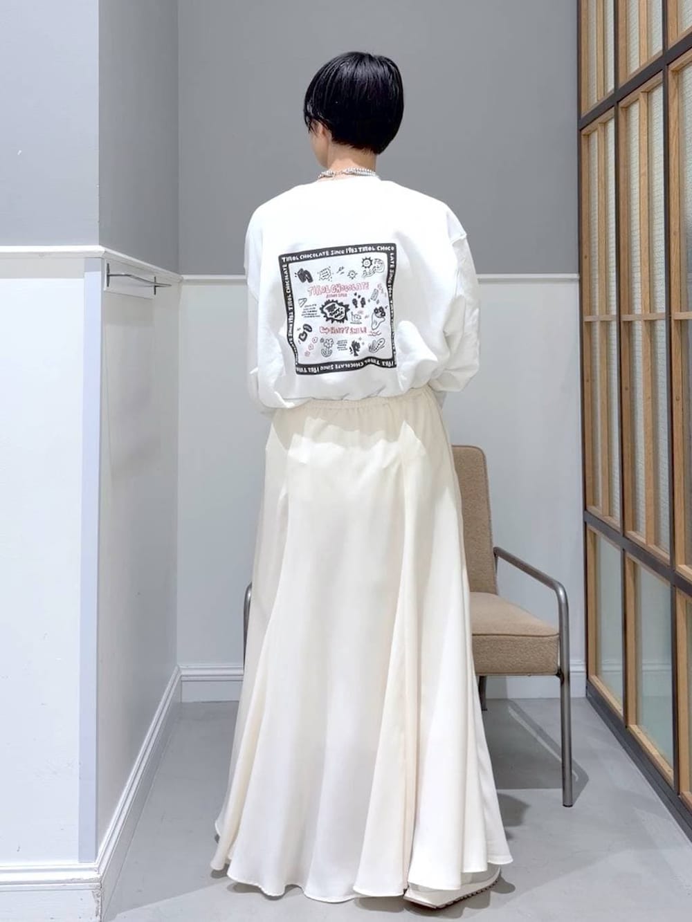 ホワイト系のTシャツ/カットソー、イエロー系のボストンバッグ、イエロー系のシャツ/ブラウスを着用したレディースの冬コーディネートの6枚目の写真