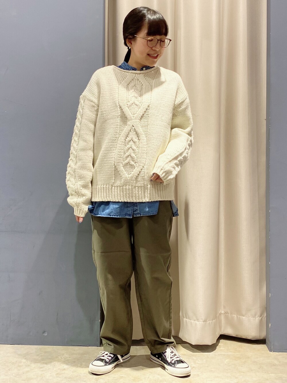 グリーン系のその他パンツ、ブルー系のシャツ/ブラウス、ホワイト系のニット/セーターを着用したレディースの秋コーディネートの2枚目の写真