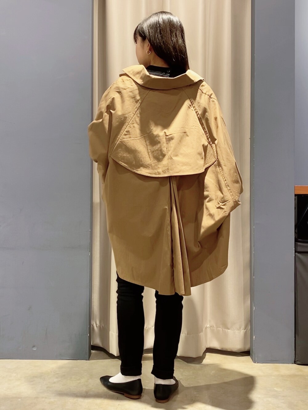 ブラック系のパンプス、ブラック系のデニムパンツ、ブラック系のベストを着用したレディースの秋コーディネートの2枚目の写真