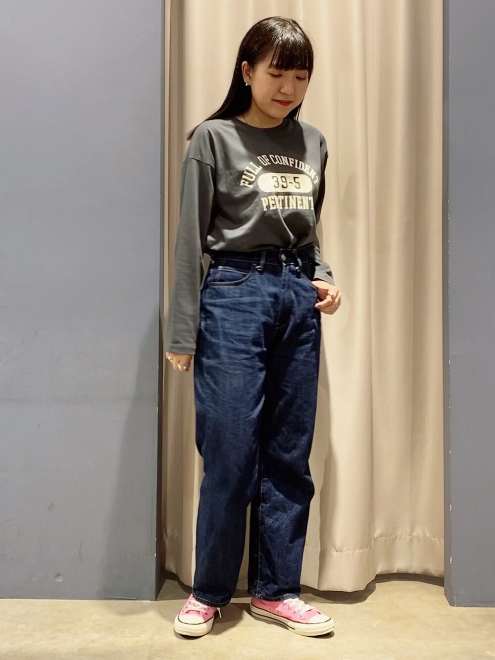 「アメリカンホリック、AMERICAN HOLIC、パンツコーデ、秋のコーデ、パンツスタイル、シンプルコーデ、ボア、コンバース、デニム、オトナカジュアル」｜「AMERICAN HOLICのセミワイドデニム（デニムパンツ、ブルー系）」を使った、ゆいさん（レディース・156cm）の秋コーディネートの2枚目の写真