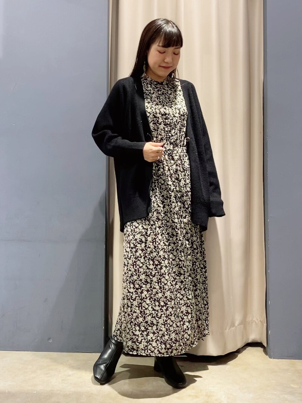 その他のワンピース、ブラック系のブーツ、ブラック系のカーディガン/ボレロを着用したレディースの冬コーディネートの2枚目の写真