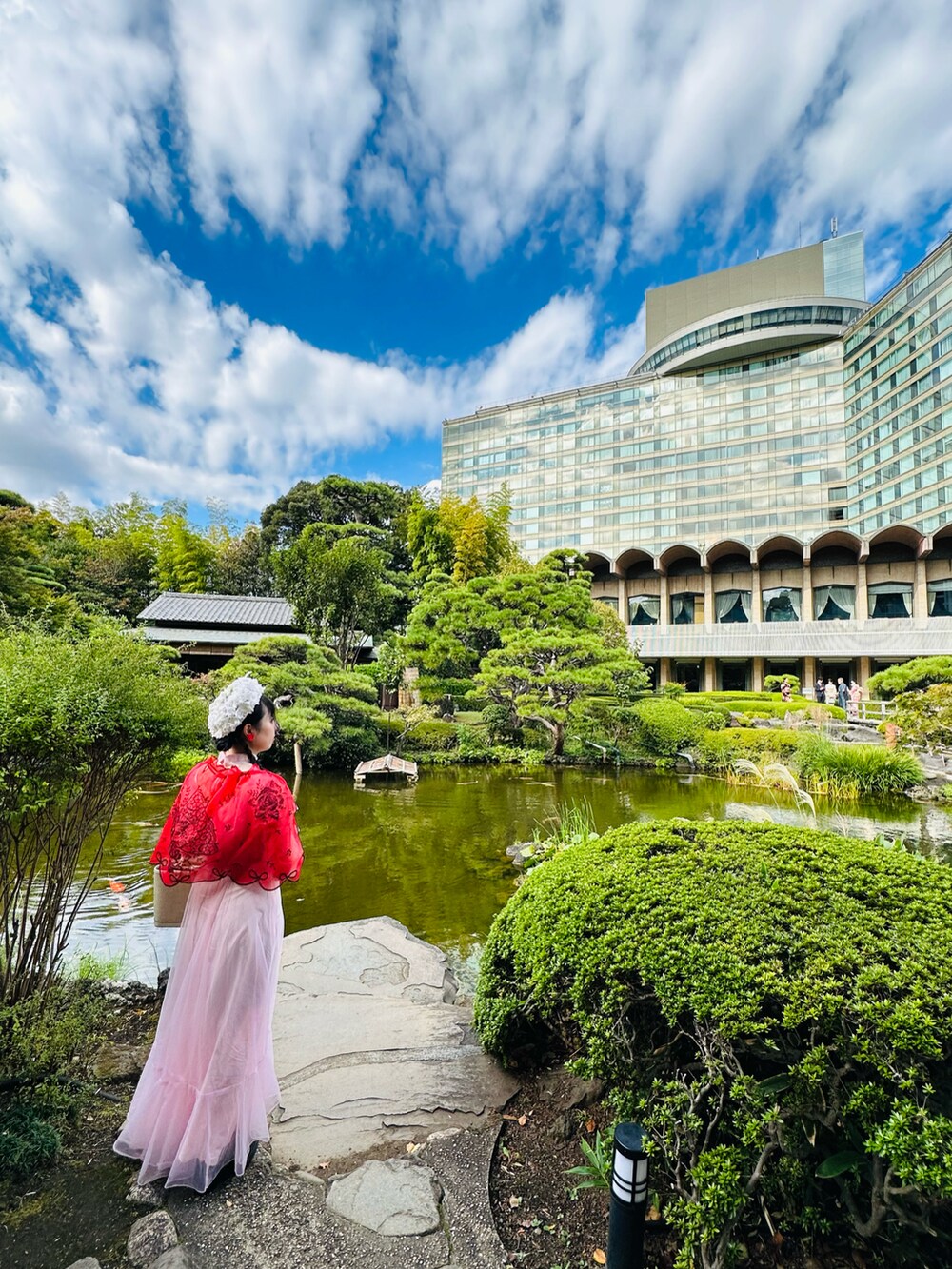 ピンク系のワンピース/ドレス、ホワイト系のバッグ、レッド系のシューズを着用したレディースの秋コーディネートの2枚目の写真