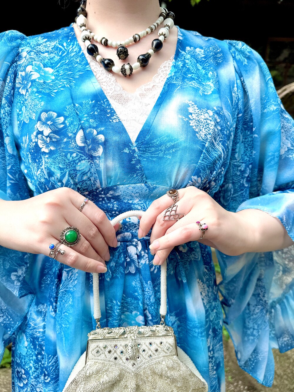 ブルー系のワンピース/ドレス、ホワイト系のハンドバッグ、グリーン系のその他シューズを着用したレディースの夏コーディネートの3枚目の写真