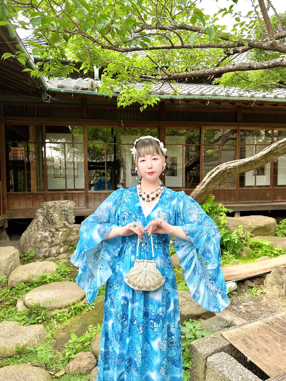 ブルー系のワンピース/ドレス、ホワイト系のハンドバッグ、グリーン系のその他シューズを着用したレディースの夏コーディネートの2枚目の写真