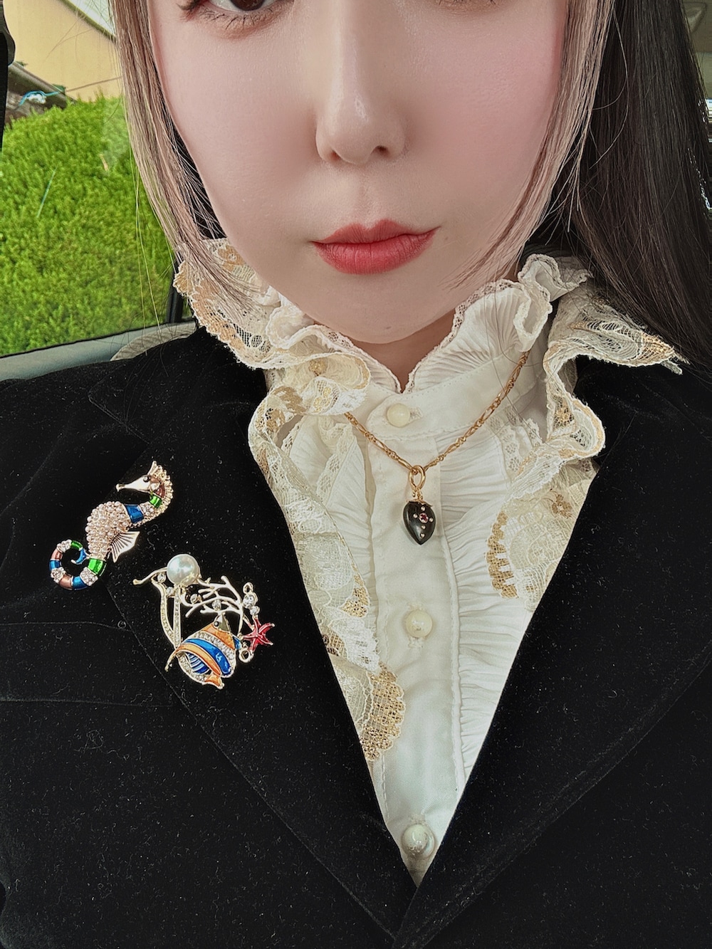 ホワイト系のシャツ/ブラウス、ブラック系のジャケット/アウター、ブルー系のワンピース/ドレスを着用したレディースの秋コーディネートの3枚目の写真