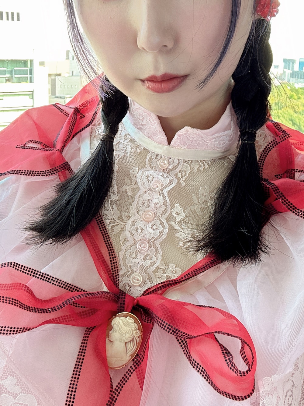 ピンク系のワンピース/ドレス、ホワイト系のバッグ、レッド系のシューズを着用したレディースの秋コーディネートの3枚目の写真