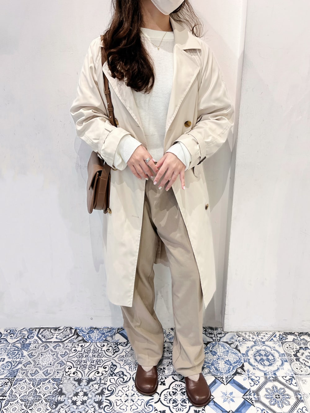 ホワイト系のニット/セーター、ベージュ系のパンツ、ブラウン系のシューズを着用したレディースの冬コーディネートの2枚目の写真